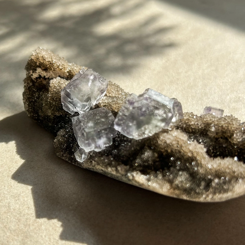 Calcedonio Nero con Fluorite Blu cubica